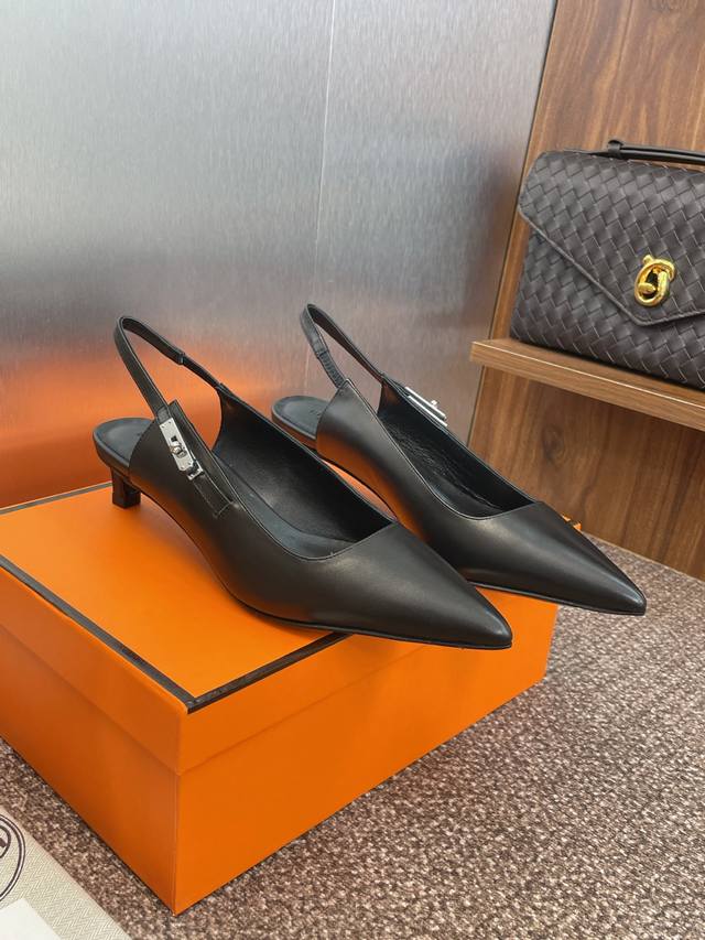 工厂P价P 爱马仕 Hermes 2025春夏新款 Lover 平底拼色女鞋 H家经典Kelly五金皮带低跟尖头后空凉鞋材质：鞋面进口小牛皮 +水染羊皮水里+意