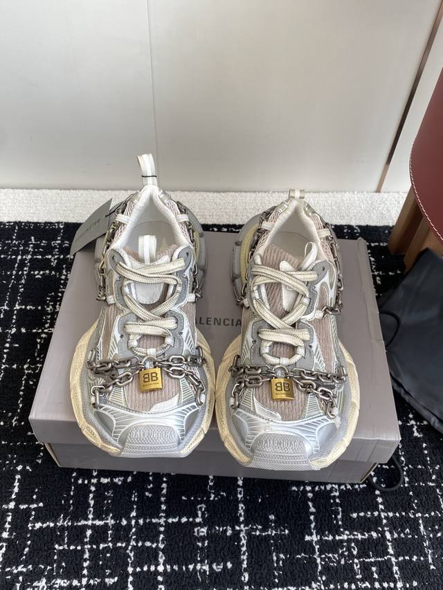 代购级 Balenciaga 巴黎世家 爆闪 3Xl链条 锁头老爹鞋延续潮流跑鞋做旧老爹鞋，鞋身由聚酯纤维、尼龙、 Tpu 和聚氨酯制成，不管是从外观还是舒适轻