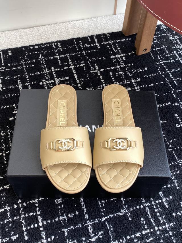 代购级 Chanel 小香 25Ss 春夏新品度假 羊皮 懒人拖 小香的一款全新设计 鞋面搭配双C五金装饰 简约百搭上脚超级美的 怎么看都超美鞋面：采用进口羊皮