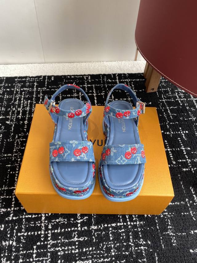 代购级 Louis Vitiaton New Arrival～Lv春夏厚底漆皮水台凉鞋.单宁色搭配的牛皮铆钉材质，性感舒适，拉满了夏日美鞋能给的满分情绪价值.凉