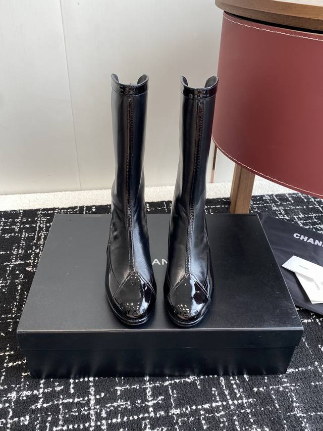 代购级 Chanel 小香 25Ss 秋冬新款 圆头拉链短靴 这款厚底在欧美街拍中出境率超高，Ins也是火了一把，调鞋楦都调了一个月整体线条流畅性保持跟原版一致