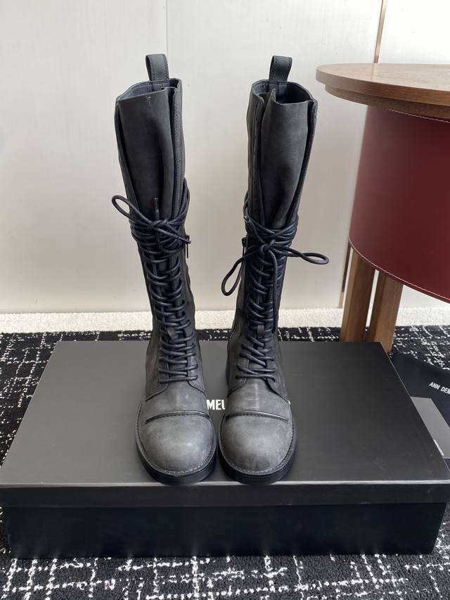 代购级 Ann Demeulemeeste* 25Ss新款绑带靴 该系列将未加工的粗粝质感与细腻的脆弱美学创造性结合，在解构主义剪裁中塑造出兼具力量与柔情的现代