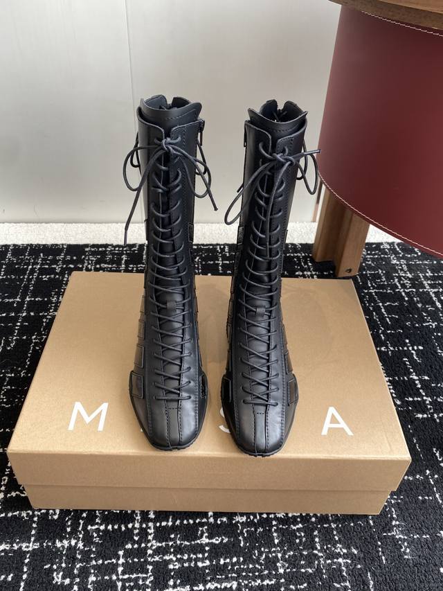 代购级 Miista 25Ss 秋冬季 新款 拳击靴谁懂啊 Miista靴子把棋盘格玩出花 绑带+拼接 硬朗又带点野 穿它出街 回头率直接拉爆 妥妥街头时髦精