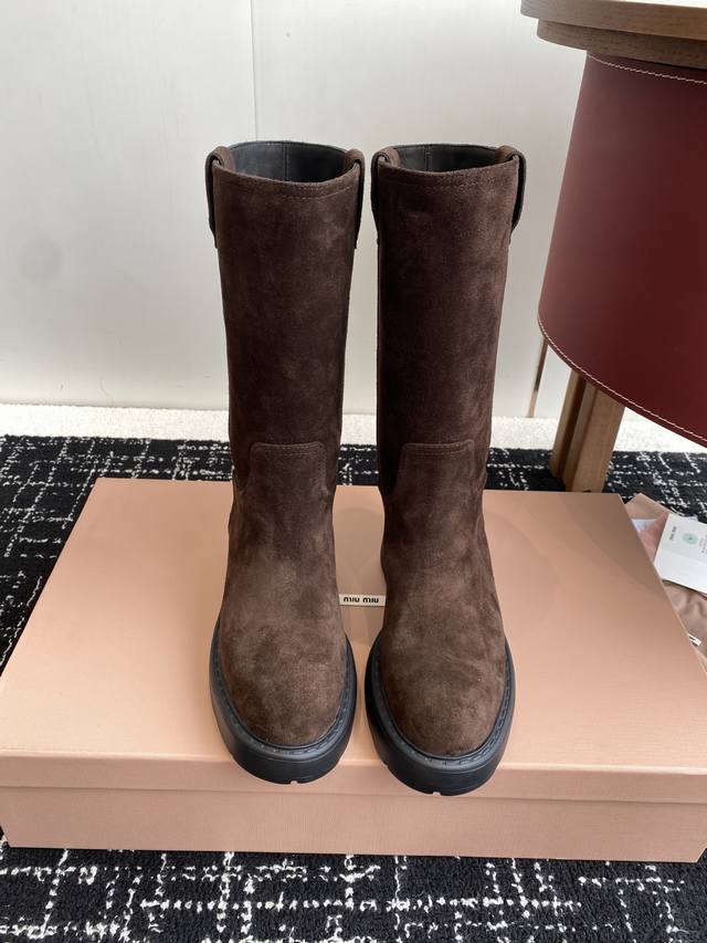 代购级 Miu Miu Fw25 New Arrival～ 缪缪 25Ss 秋冬新款厚底高筒裸靴 骑士靴简约鞋面点缀 高级感满满 上脚超级有型～酷酷的非常帅气好