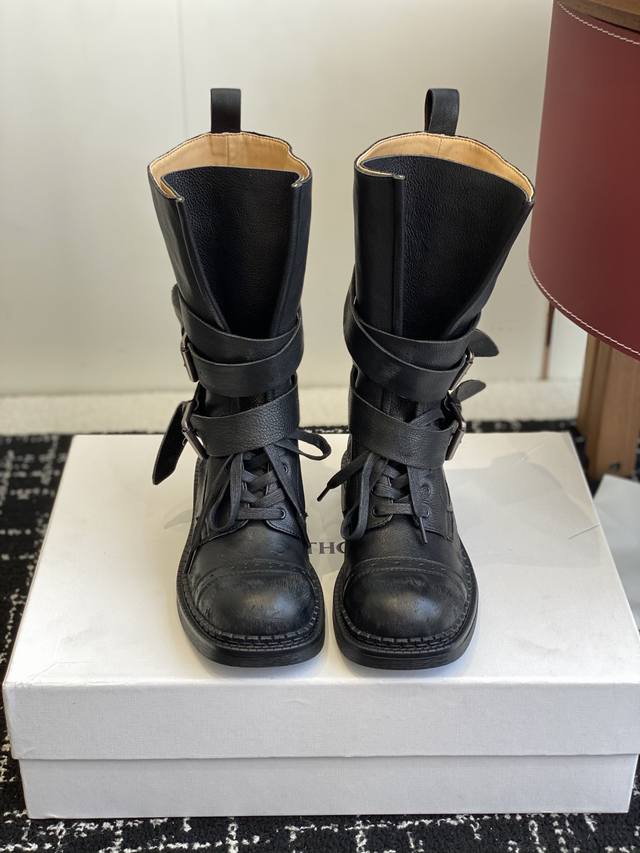 代购级 Ethor机车靴 万众瞩目的毒液靴从机车靴汲取灵感，以独特绑带设计为核心亮点，不仅增强了靴子的稳固性，还巧妙融入品牌标志性五金元素，彰显个性态度。大鞋舌