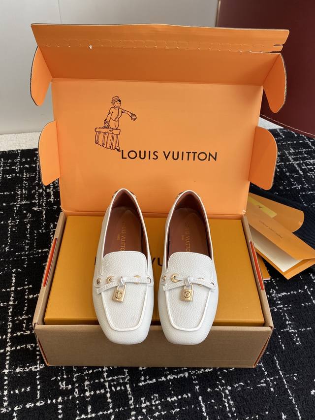代购级 Louis Vuitton 25Ss 平底乐福鞋 豆豆鞋，采用优质牛皮 轻盈舒适的莫卡辛结构搭配手缝鞋面点缀Lv Cicle标识和铭纹鞋带端头。饰蝴蝶