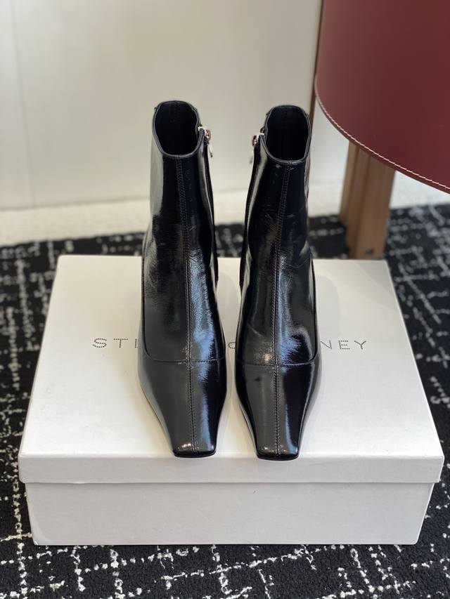 代购级 Stella Mccartney 斯特拉麦卡托尼 来自英国的奢侈品牌。品牌的设计风格主要以英式摇滚和甜蜜浪漫为主，展现出女性独有的优雅和魅力，鞋面将防水