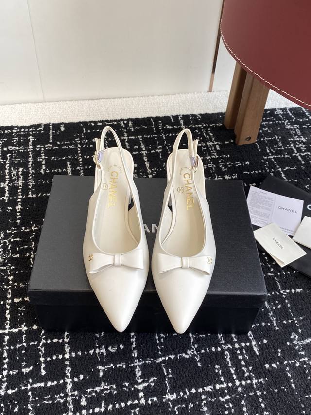 代购级 小香Chanel25Ss 早春新品太香了 蝴蝶结尖头单鞋凉鞋系列这双我称之为“氛围感之神”，O柔颯利落的小尖头自带高级，版型超正且巨修饰脚型，时尚又气质
