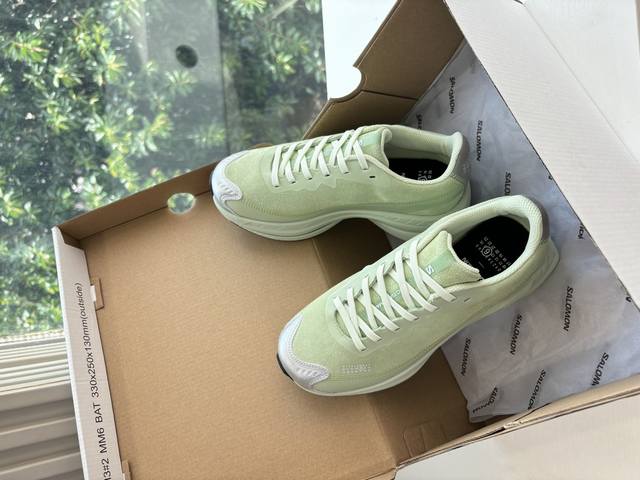 Mm6针织Salomon 联名款半拖鬼才设计师品牌，一个轻奢品牌上脚很百搭哦，也很随脚舒适，这一款德国训练鞋延续了经典的T形真皮拼接设计，经过设计团队多次的精心