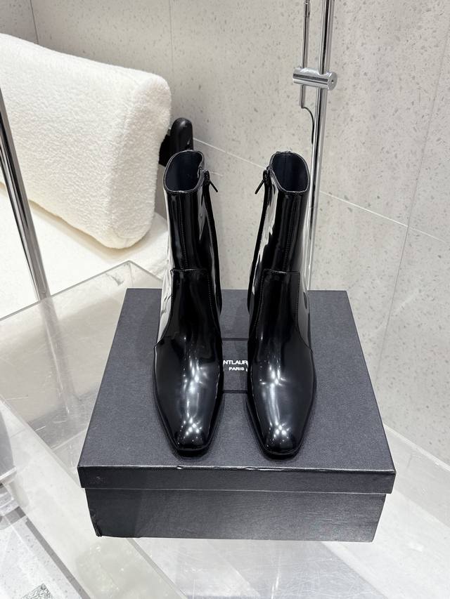 Saint Laurent Fw25 New Arrival～Ysl圣罗兰2025秋冬新款侧拉链粗跟短靴 裸靴整个鞋非常的简约大气～小圆头更加的精致时髦可以看到