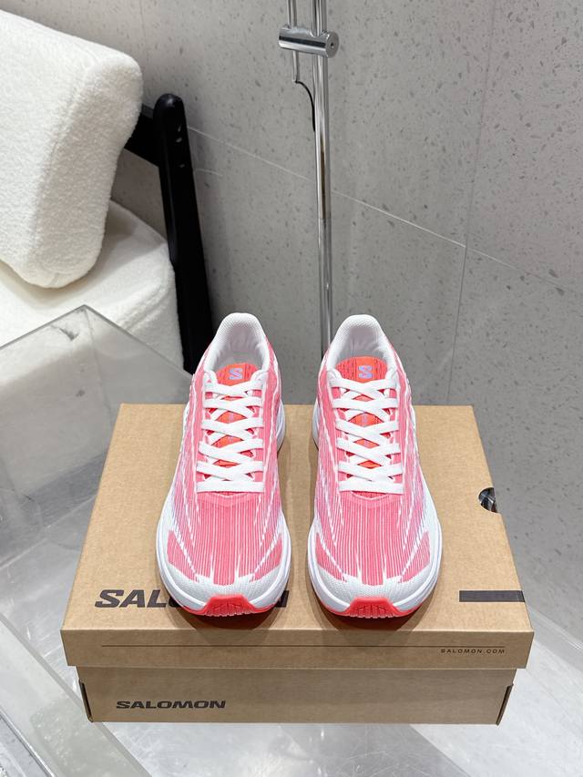 顶级版本 Mm6 X Salomon Spectur Maison Margiela与Salomon合作的2025春夏系列鞋款，以公路跑鞋Spectur 2为基