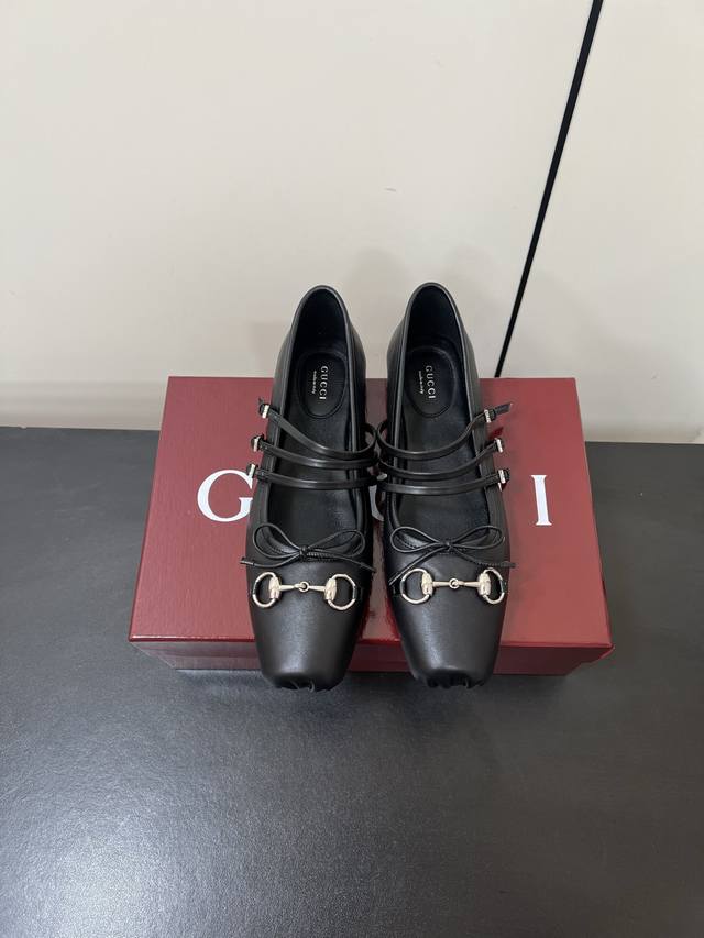 Gucci开挂玛丽珍鞋子来啦属于 Sabato的第一个爆款来了！虽然Gucci早春Cruise这场都在骂25最新款马衔扣扣显玛丽珍单鞋法式复古感好迷人一眼就相中