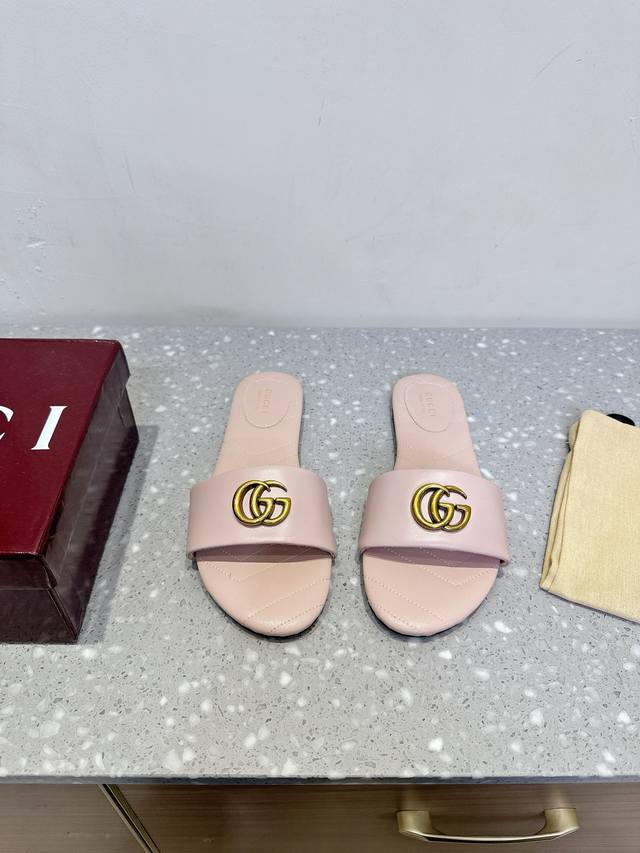 橡胶底 真皮底 Gucci 古奇 25Ss春夏新款 马衔扣 平底 拖鞋这款女士凉拖搭配饰经典马衔扣细节金色调配件，尽显别样魅力。采用精致绒面材质打造，设计融合传