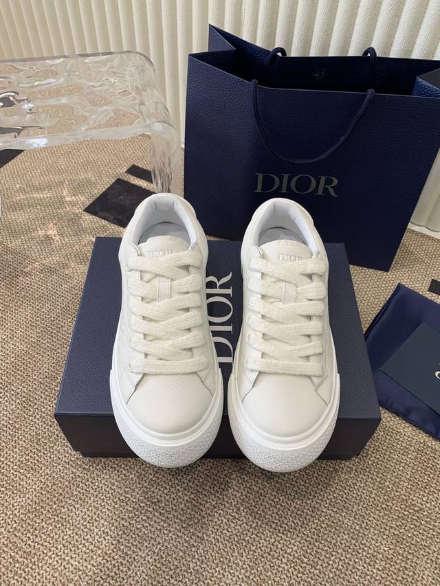 Dior 迪奥B33系列情侣款休闲板鞋 顶级版本原版开发做货 采用迪奥灰牛皮革精心制作，侧面饰以同色调 Cd Diamond 图案帆布镶片。Cd Icon 造型