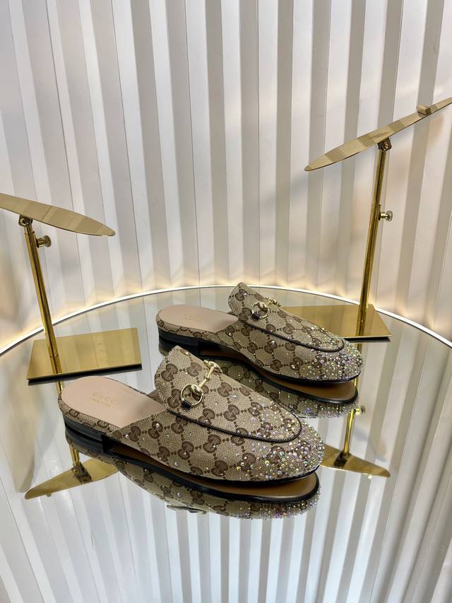 Gucci Jordaan系列女士半拖这款鞋履精心点缀璀璨夺目的多刻面水晶，为经典款式注入别样风情。作为Gucci设计传承的杰出代表，Jordaan系列饰马衔扣