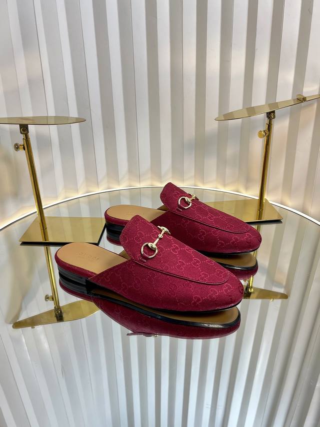 Gucci Jordaan系列女士半拖作为Gucci设计传承的杰出代表，Jordaan系列饰马衔扣乐福鞋生动彰显经典优雅格调。这款鞋履采用品牌标志性字母图案帆布