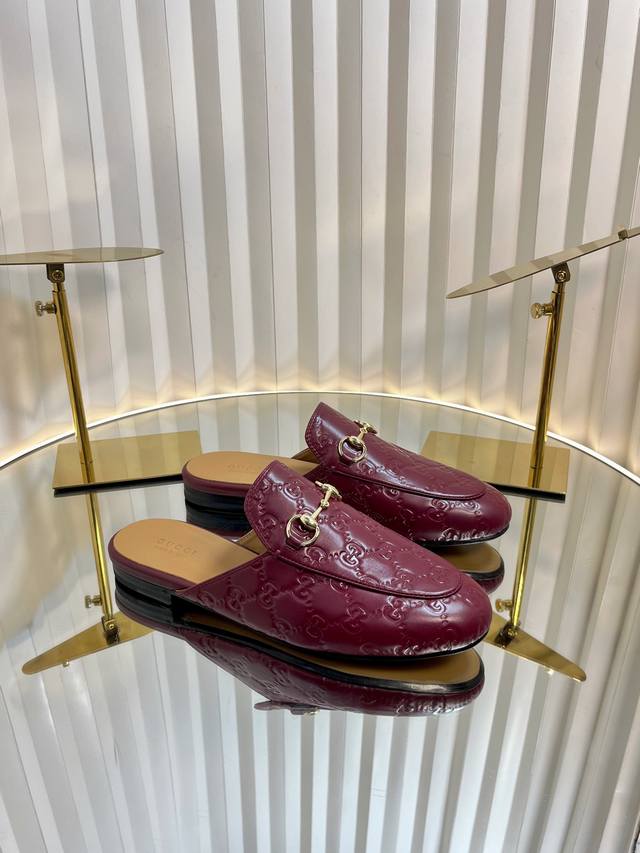 Gucci Jordaan系列女士半拖作为Gucci设计传承的杰出代表，Jordaan系列饰马衔扣乐福鞋生动彰显经典优雅格调。这款鞋履采用品牌标志性字母图案帆布
