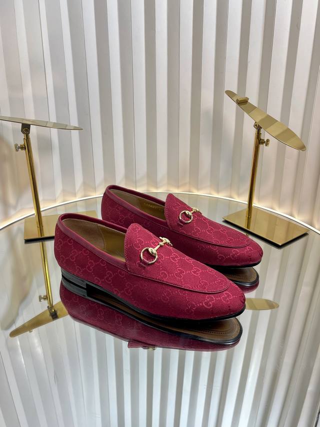 Gucci Jordaan系列女士乐福鞋作为Gucci设计传承的杰出代表，Jordaan系列饰马衔扣乐福鞋生动彰显经典优雅格调。这款鞋履采用品牌标志性字母图案帆