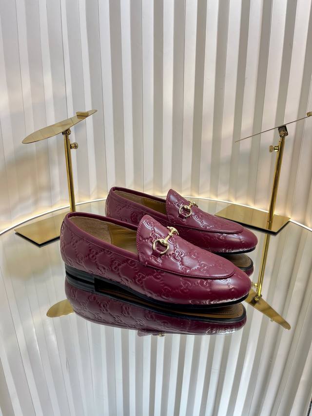 Gucci Jordaan系列女士乐福鞋作为Gucci设计传承的杰出代表，Jordaan系列饰马衔扣乐福鞋生动彰显经典优雅格调。这款鞋履采用品牌标志性字母图案帆
