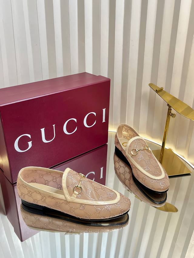 Gucci Jordaan系列女士网纱水晶钻乐福鞋作为Gucci设计传承的杰出代表，Jordaan系列饰马衔扣乐福鞋生动彰显经典优雅格调。这款鞋履这款鞋履甄选网