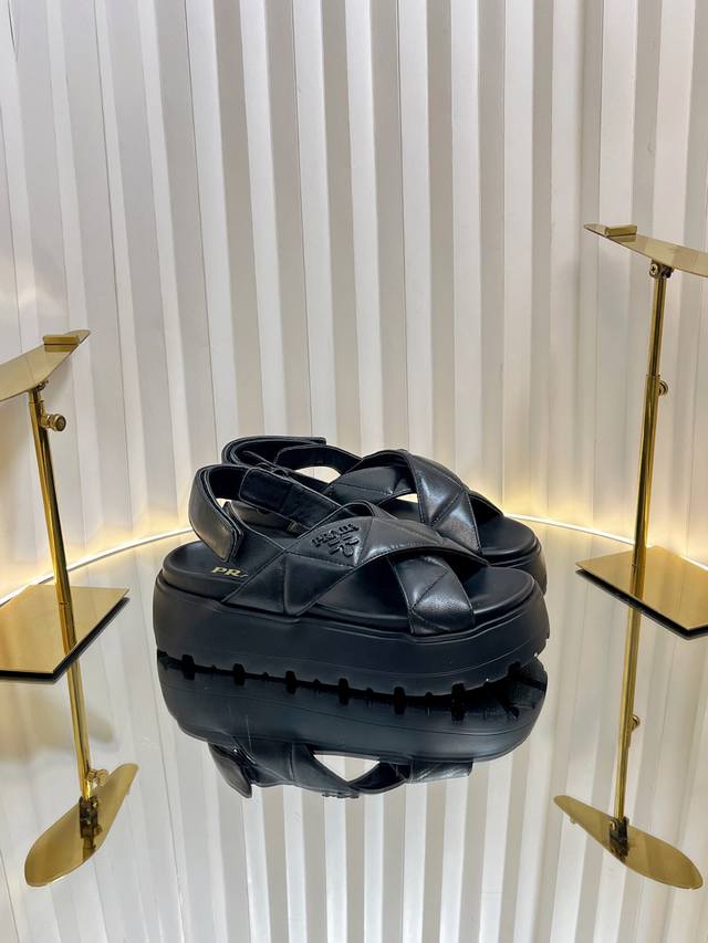 最新系列 Prad* 普拉达25款 厚底魔术贴凉鞋 拖鞋罗马厚底魔术贴凉鞋 最新走秀款，经典升级 舒适度与时髦度并存 每个颜色搭配都好看，设计搭配不同风格需求