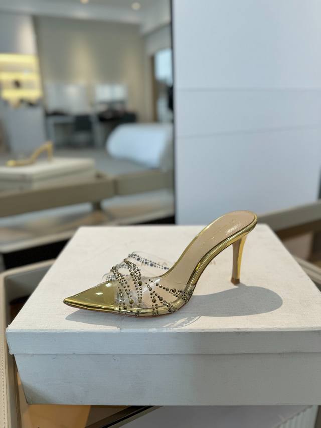 价格P： {半拖烫钻} 吉安维托 罗西 Gianvito Rossi Eiko Stiletto，轻松移动。这款 Gianvito Rossi 拖鞋采用配有精致