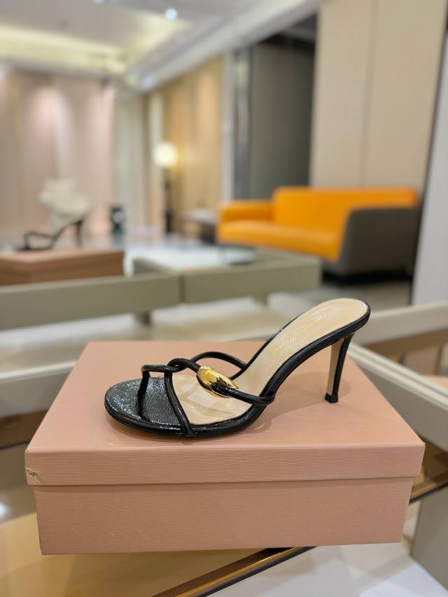 价格P： Gianvito Rossi 2025拖鞋 原版开发 顶级版本 代购品质这双细带高跟圆跟拖鞋，简直是夏日的绝佳伴侣！纤细的带子轻轻环绕脚踝，宛如温柔的