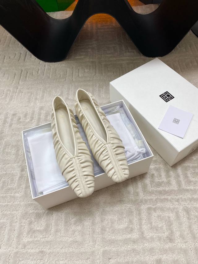 出厂 Toteme 25S方头褶皱芭蕾鞋方头设计显瘦三个度，脚宽福音，通勤配西装裤慵懒随性，约会搭纱裙仙气爆棚这双鞋是真的好穿款式用料舒适度也很好，小众舒适，轻
