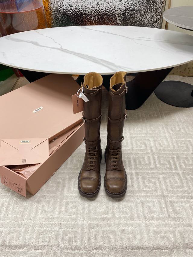 出厂 顶级版本，对版爆款 Miumiu Aw 时髦系带走秀短靴 长靴最热门的单品 一定要入原版购入开发 不用多说！！！！对版纯手工自己做旧原版定染牛皮 牛皮内里