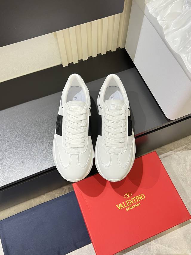Valentin*华伦男士休闲运动鞋，采用多材质拼接，小牛皮拼接牛皮、织物网眼鞋面，织物鞋舌饰有品牌徽章，后跟橡胶铆钉装饰细节，铆钉橡胶大底，防滑耐磨减震，纯棉