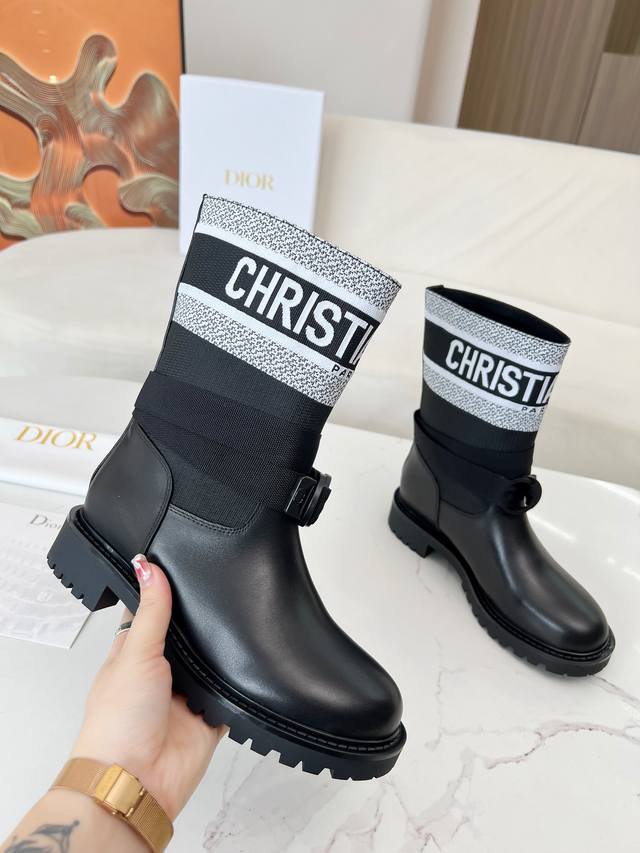 2025Ss最高版本 Dior 迪奥秋冬靴复古工装靴 一脚蹬 ，鞋面进口小牛皮拼接最新进口科技电绣面萱型百搭瘦脚Yyds.造型立体饱满，帅气十足 上脚舒适 ，设