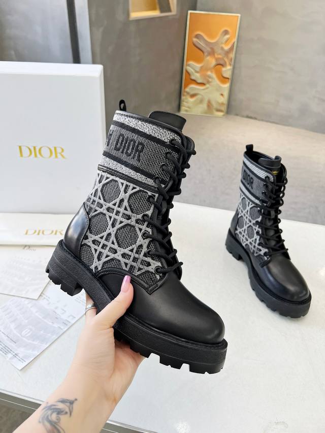 Ss最高版本 Dior 迪奥秋冬靴复古工装靴 ，鞋面进口小牛皮拼接最新进口科技电绣面萱型百搭瘦脚Yyds.造型立体饱满，帅气十足 上脚舒适 ，设计风格非常新颖