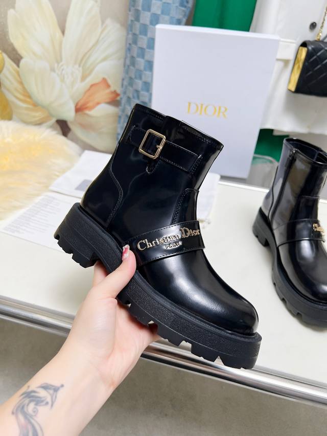 Dior 迪奥2025Ss 新款秋冬英伦风布洛克厚底马丁靴楦型百搭瘦脚Yyds.造型立体饱满，帅气十足 上脚舒适 一款非常复古风、气场十足单品！设计风格非常新颖