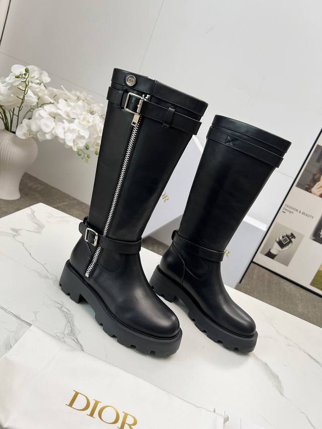 Dior 迪奥2025Ss复古英伦风布洛克新款骑士长靴 萱型百搭瘦脚Yyds.造型立体饱满，帅气十足 上脚舒适 一款非常复古风、气场十足单品、设计风格非常新颖