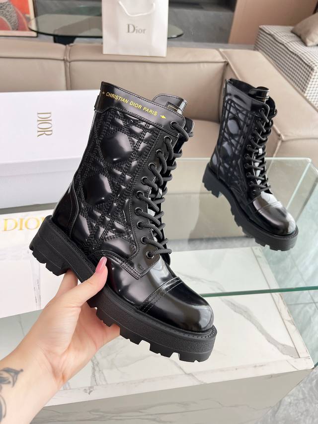 官网同步2025Ss最高版本 Dior 迪奥秋冬靴马钉靴顶走级秀系列秋冬主季打款，超爆级款的节奏！出行必备单品！随意搭配么怎穿都好看 值得收鞋入柜的一款美鞋实超