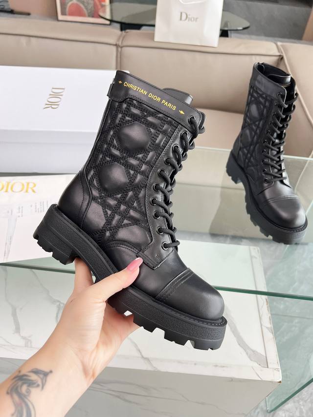 官网同步2025Ss最高版本 Dior 迪奥秋冬靴马钉靴顶走级秀系列秋冬主季打款，超爆级款的节奏！出行必备单品！随意搭配么怎穿都好看 值得收鞋入柜的一款美鞋实超