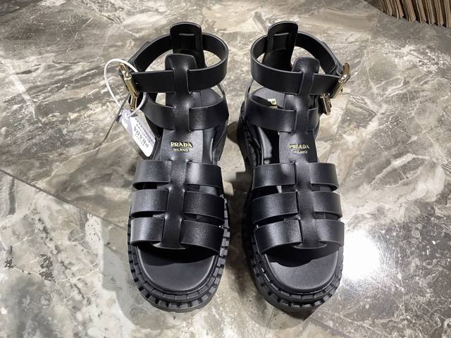 出 Prada 普拉达2025春夏新款凉鞋 罗马厚底凉鞋 拖鞋 最新走秀款，，经典升级 舒适度与时髦度并存 每个颜色搭配都好看，设计搭配不同风格需求 鞋面：原版