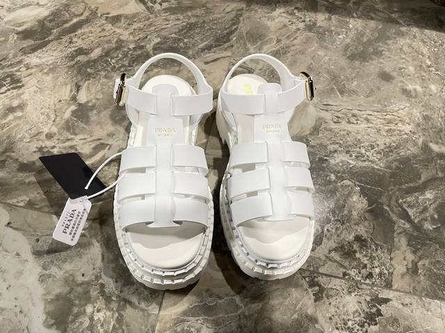 出 Prada 普拉达2025春夏新款凉鞋 罗马厚底凉鞋 拖鞋 最新走秀款，，经典升级 舒适度与时髦度并存 每个颜色搭配都好看，设计搭配不同风格需求 鞋面：原版
