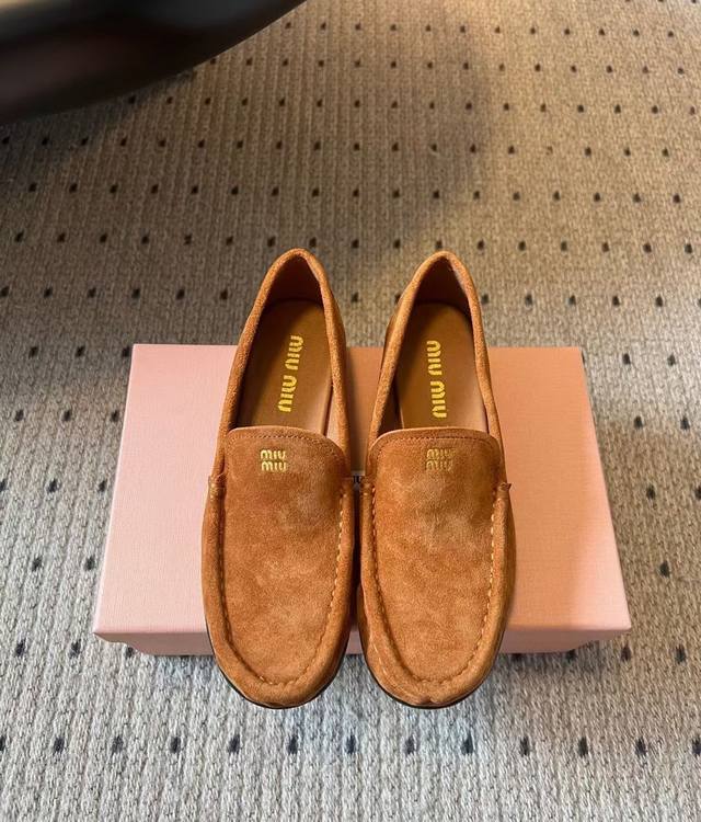 顶级品质 Miu Mi* 25Ss 新款圆头乐福鞋 这款布洛克鞋线条简约设计经典，饰以Miu Miu印字两处条纹细节。细节的设计在一众乐福鞋中脱颖而出，整体鞋型