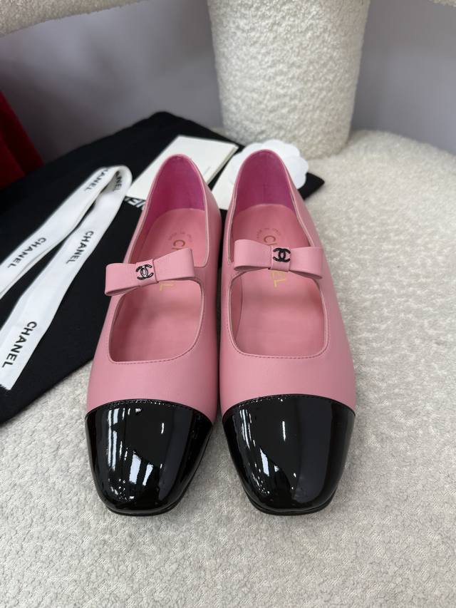 顶级品质 配飞机盒+10Chanel Ss25 New Arrival～小香2025春夏新款玛丽珍 平底鞋经典版型，小圆头搭配蝴蝶结+双C扣饰，满满的小香风～穿