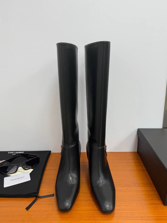 顶级品质 Saintlaurent Fw25 New Arrival～Ysl圣罗兰2025秋冬新品高跟长靴 裸靴全皮面 气质款小圆头粗高跟+小金扣饰点缀，简约好