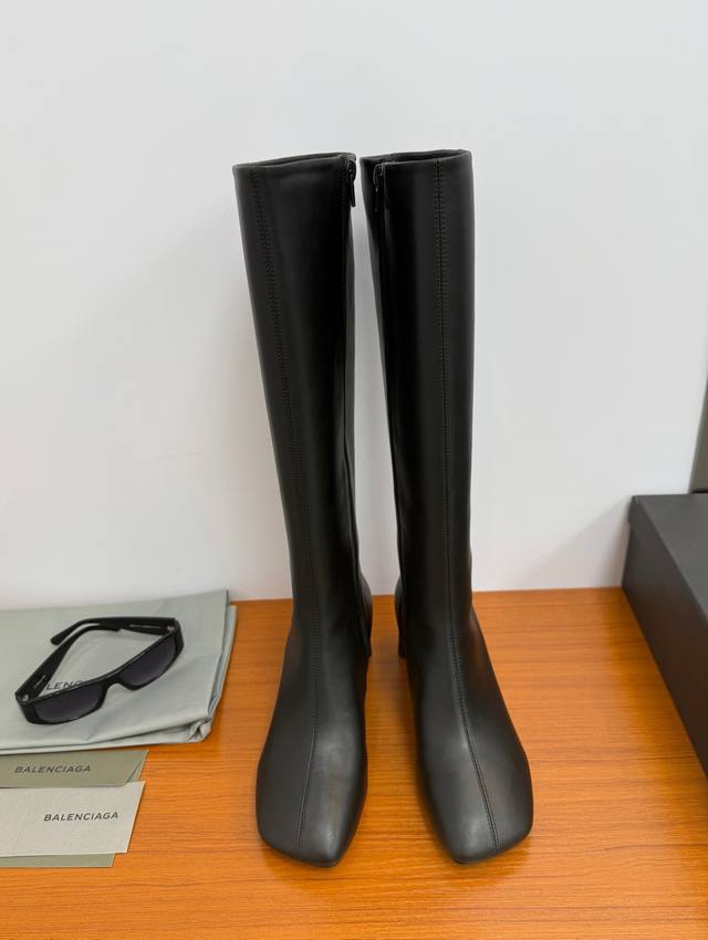 顶级品质 Balenciaga Ss25 New Arrival～巴黎世家秋冬新款侧拉长靴永不过时的瘦腿神器 #气质又百搭#造型简约大方，没有鲜艳的色彩和繁杂的