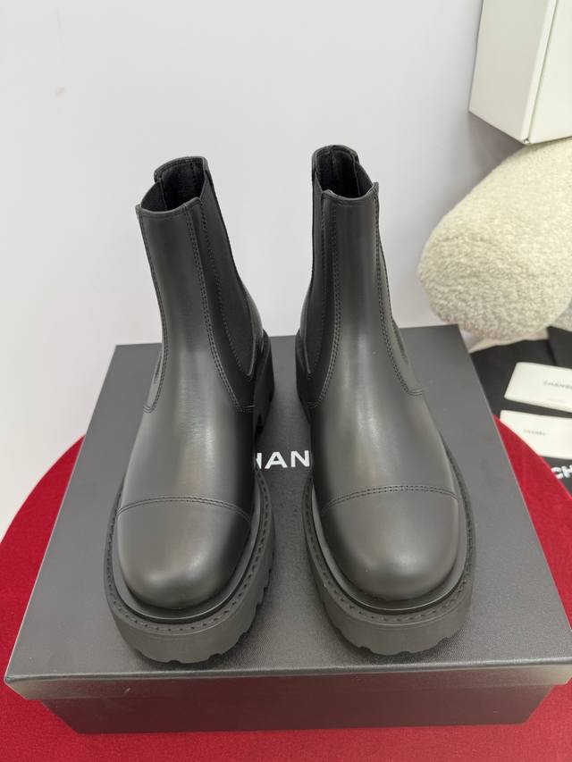 顶级品质 Chanel 26A New Arrival～小香2025秋冬切尔西短靴新品鞋身简约，圆头设计！立体饱满 可爱鞋底发泡材质 脚感轻盈，鞋底有一定厚度，