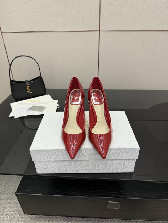 Dior 春夏漆皮尖头高跟单鞋系列延续D家永恒经典！这款鞋低调不失华丽 性感又不显张扬 鞋型是大家都爱的秀气款 非常非常显瘦 侧面整个弧度将脚部曲线完美展现 既