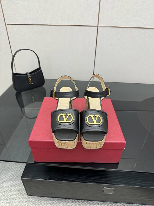 高版本Valentino 巴黎时装秀场款推出最新款华伦天奴恨天高防水台凉鞋华伦天奴此系列演绎全新时尚魅力 延续超高跟设计，深得海外知名博主青睐 千万粉丝博主倾情