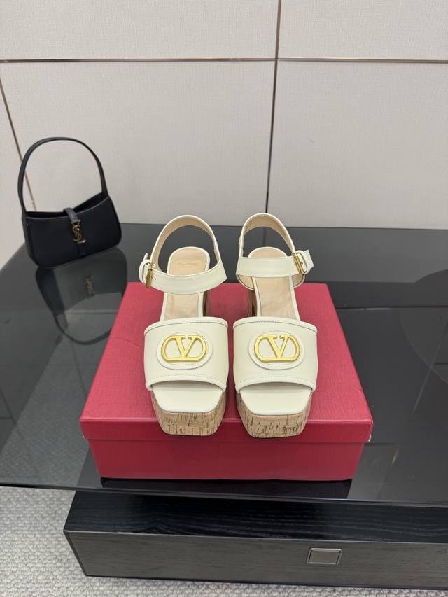 Valentino 巴黎时装秀场款推出最新款华伦天奴恨天高防水台凉鞋华伦天奴此系列演绎全新时尚魅力 延续超高跟设计，深得海外知名博主青睐 千万粉丝博主倾情演绎，