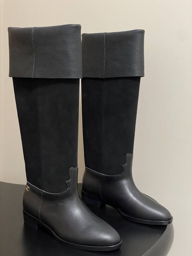 秋冬新款Chanel 25A小香麂皮拼色骑士靴复古风过膝靴西部牛仔风可两穿长靴当香奈儿的优雅邂逅西部风情，这几双靴子便是最好的诠释。皮革的坚韧与麂皮的柔软交织，