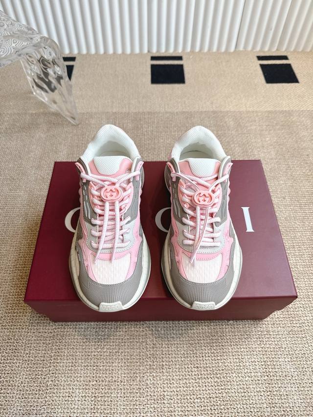 Gucci 2.0女士运动鞋 Gucci 2.0运动鞋焕新演绎品牌标志性条纹织带元素。这款运动鞋焕新诠释标志性细节，采用Eva厚鞋底，搭配灵动廓形，带来稳步舒适