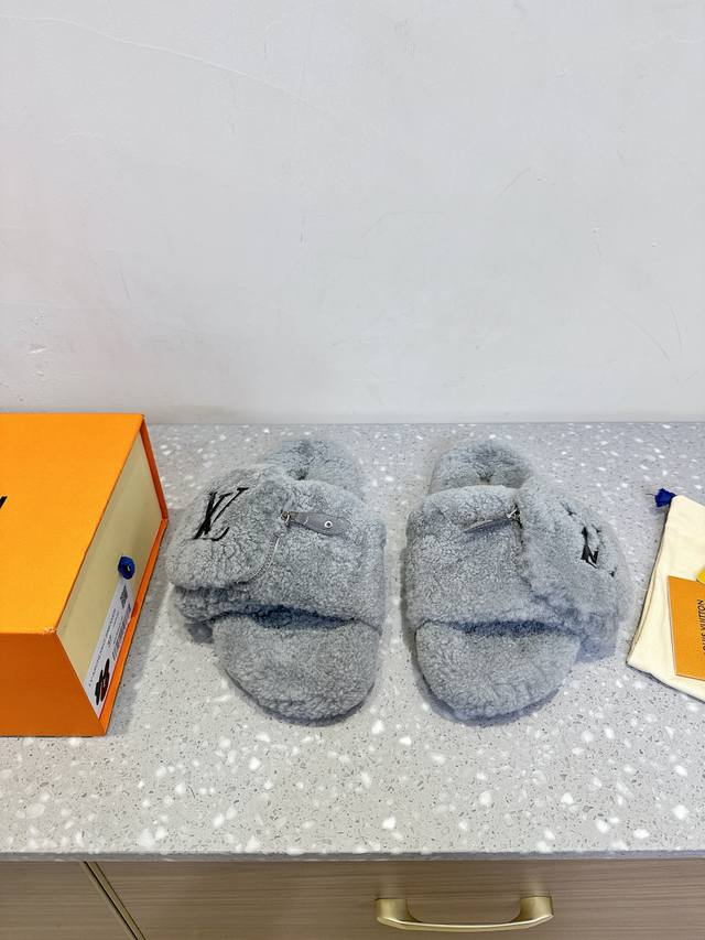 Louis Vuitton 路易威登 25Ss秋冬新款 书包扣 毛毛拖鞋这款毛拖真的是真太可爱了～柔软蓬松的毛毛，舒服暖脚秋冬搭配袜子休闲又慵懒上脚真的好看又时
