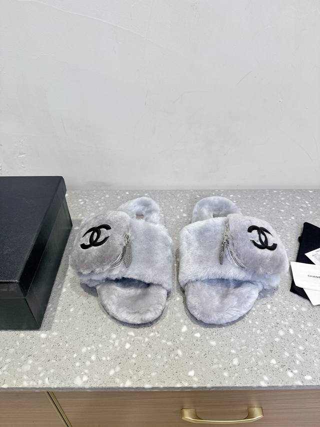 Chanel 小香 25Ss秋冬新款 双C书包扣 毛毛拖鞋这款毛拖真的是真太可爱了～柔软蓬松的毛毛，舒服暖脚秋冬搭配袜子休闲又慵懒上脚真的好看又时髦手感细腻柔软